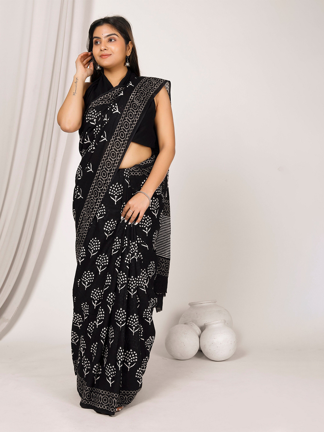 

JAIPURI BLOCK PRINT Floral Pure Cotton Ikat Saree, Black