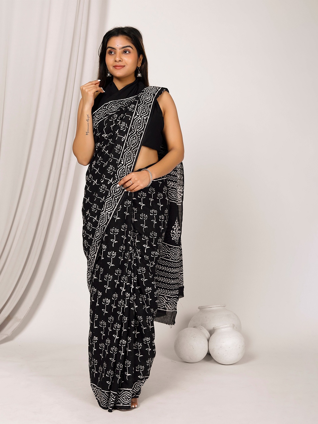 

JAIPURI BLOCK PRINT Floral Pure Cotton Floral Block Print Saree, Black