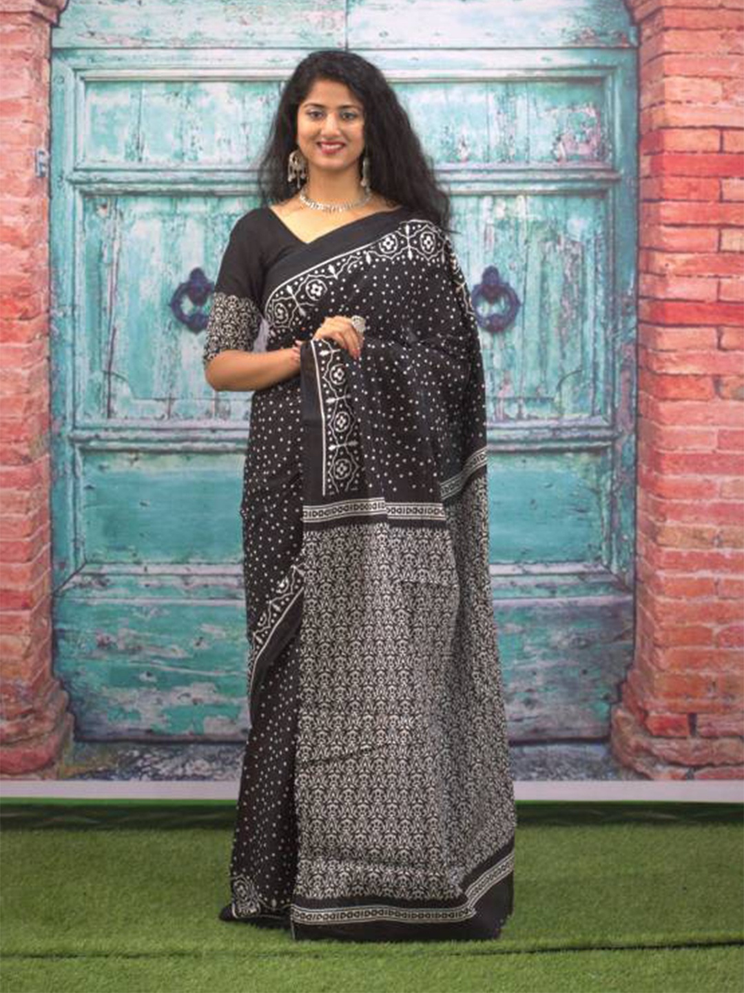 

JAIPURI BLOCK PRINT Ethnic Motifs Printed Pure Cotton Bagru Saree, Black