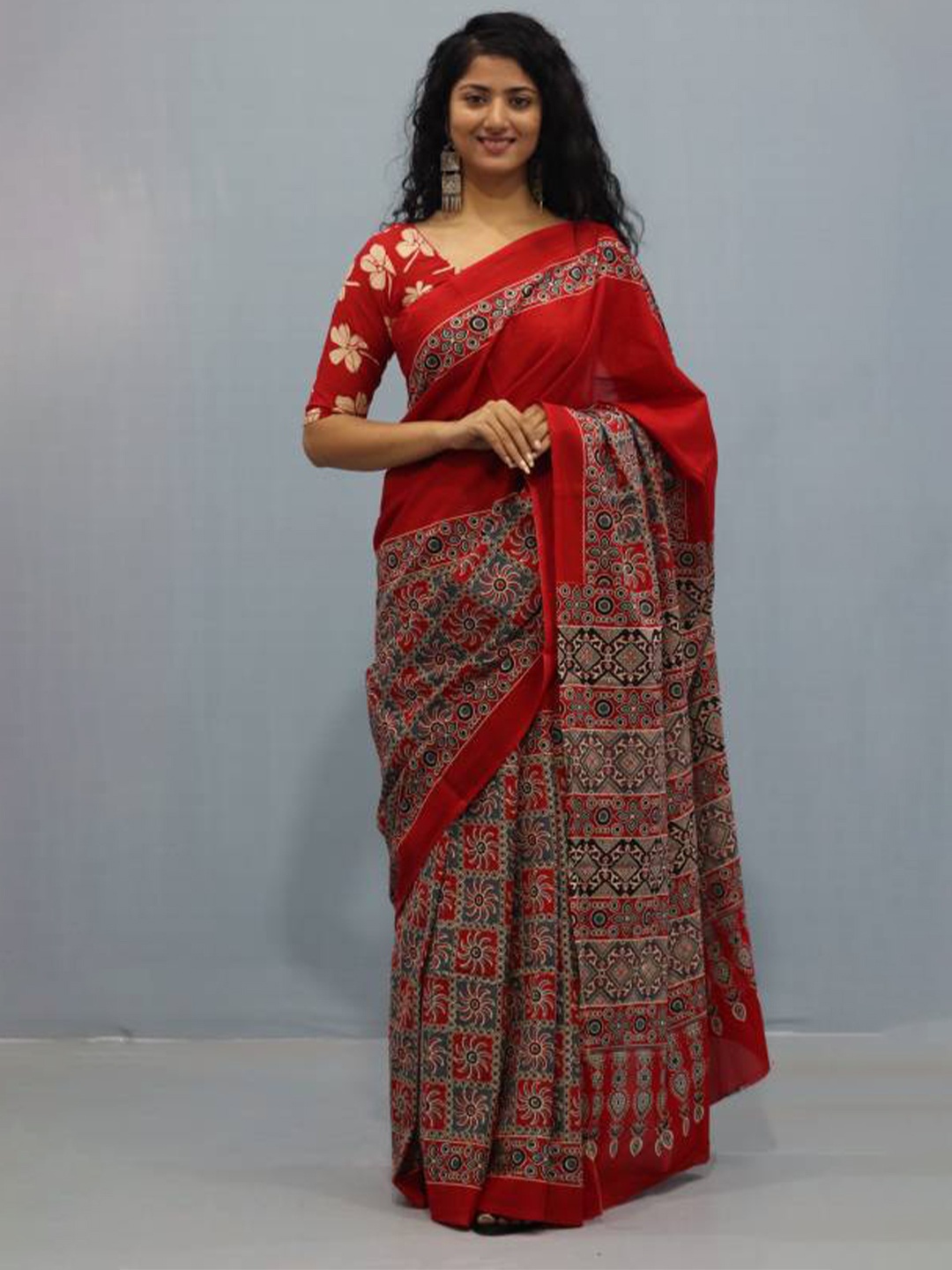 

JAIPURI BLOCK PRINT Floral Printed Pure Cotton Bandhani Saree, Red