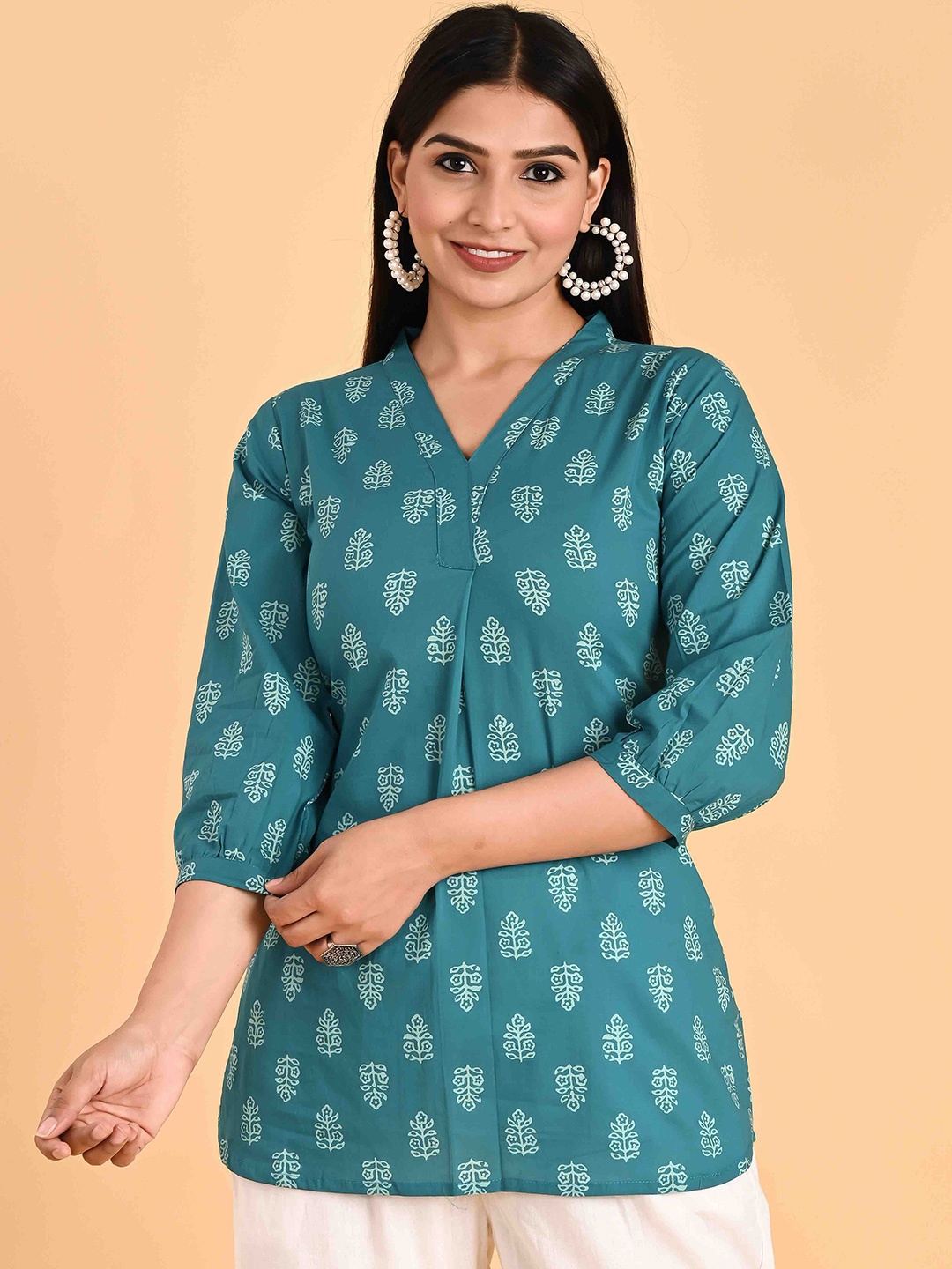 

Do Dhaage Ethnic Motifs Printed V-Neck Cotton Top, Green