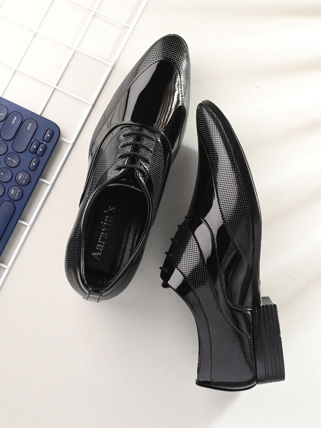 

AARAVIN'S Men Textured Formal Oxfords, Black