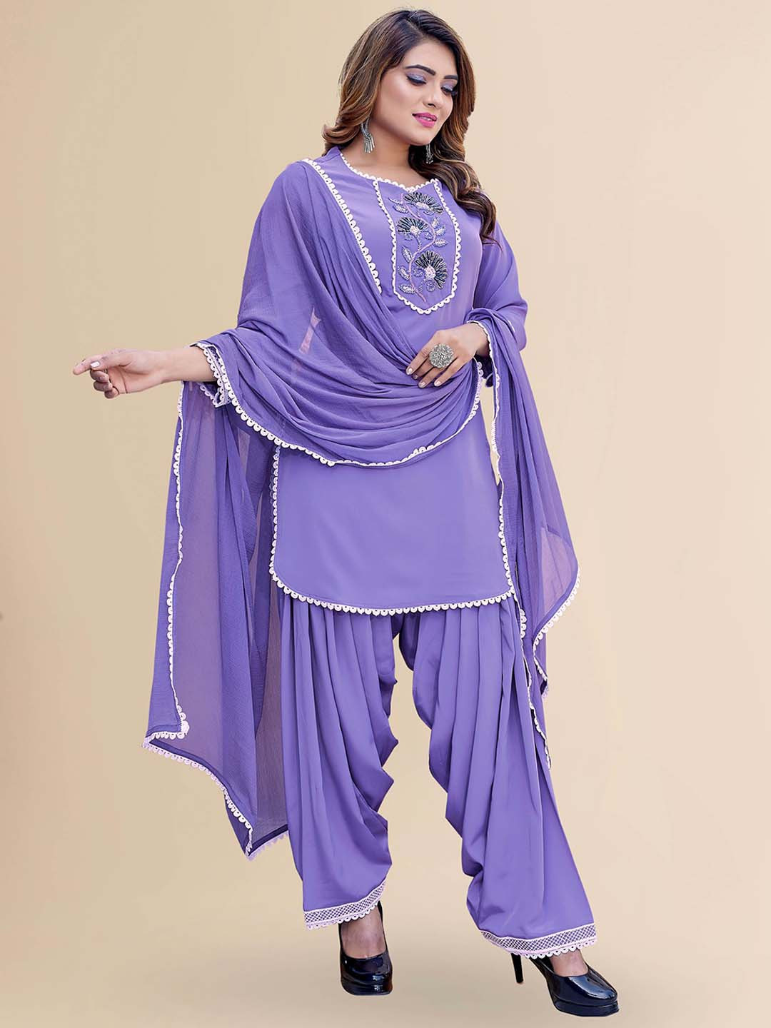 

TITANIUM SILK INDUSTRIES PVT. LTD. Floral Yoke Design Regular Thread Work Kurta Set, Purple