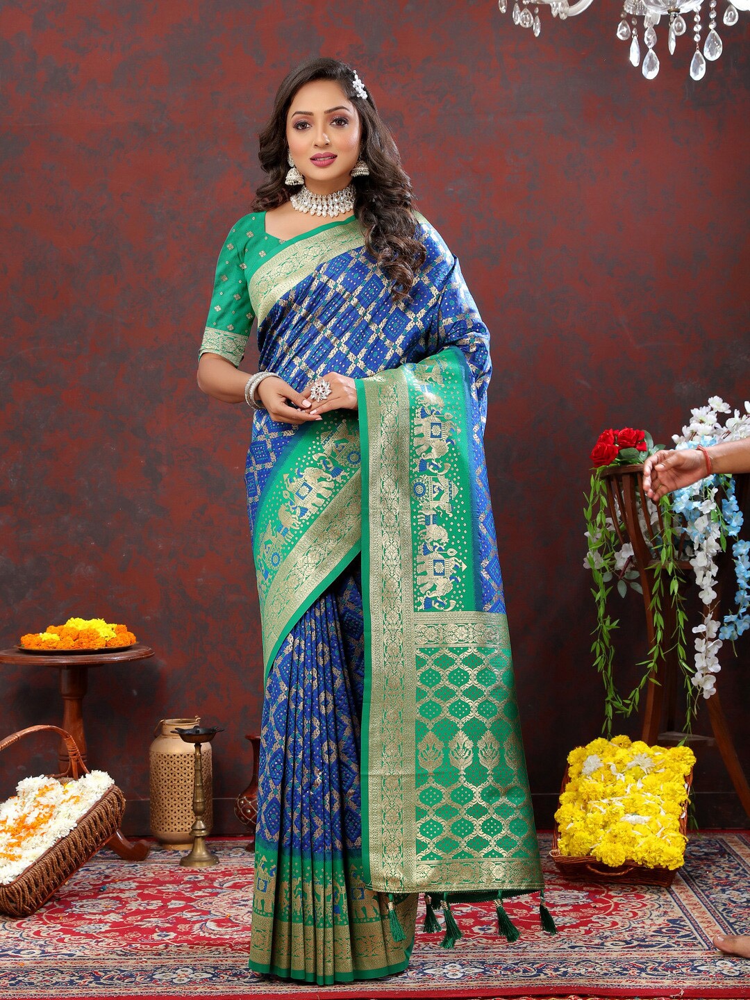 

KAPADIYA FAB Geometric Zari Pure Silk Bandhani Saree, Navy blue