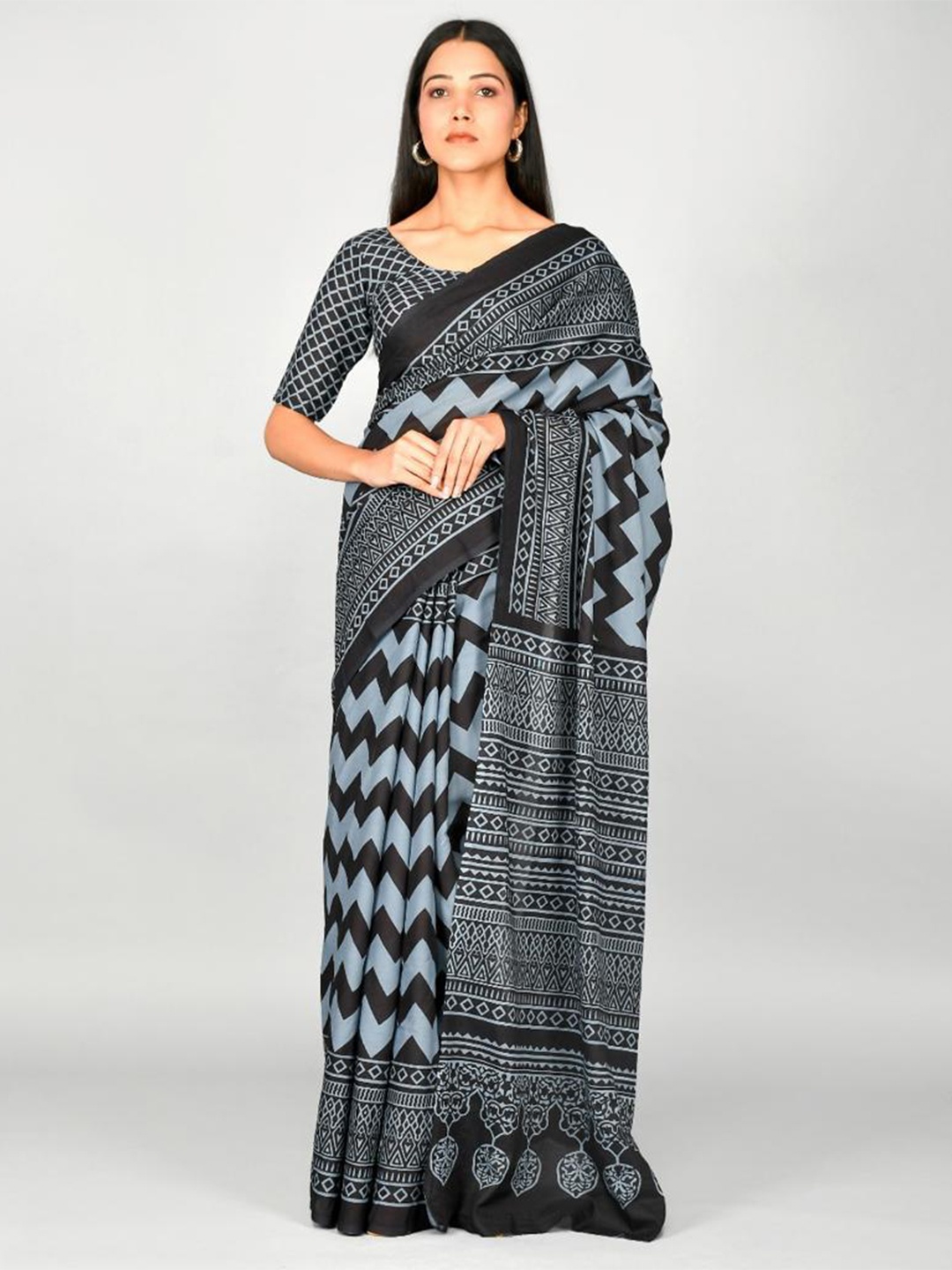 

TROPWEAR Geometric Printed Pure Cotton Saree, Black