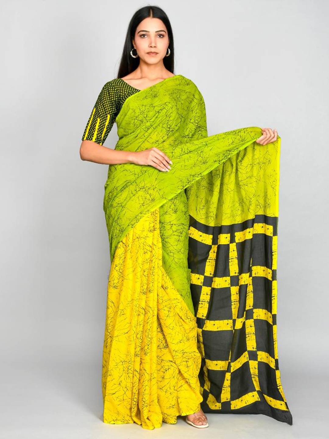 

TROPWEAR Abstract Printed Cotton Linen Saree, Green