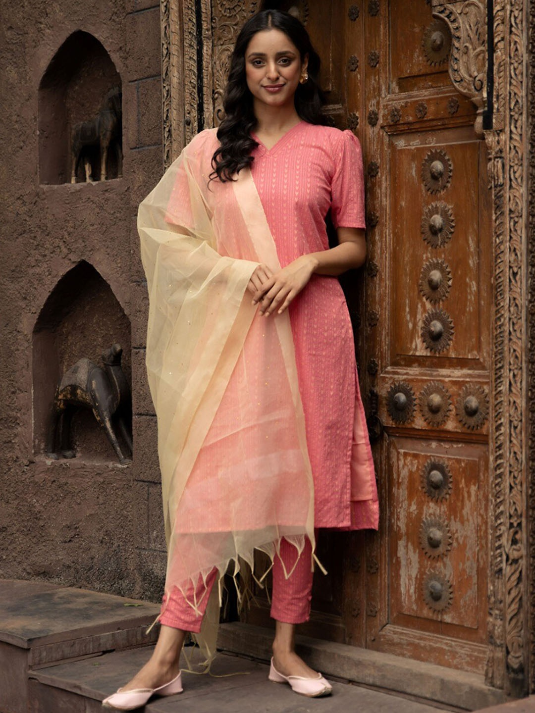 

Vinya Geometric Woven Design Zari Regular Kurta With Trousers & Dupatta, Pink