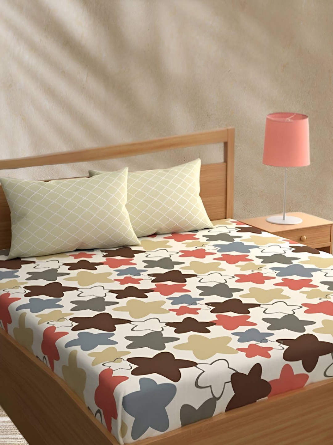 

Bajo's White & Red Geometric Printed Cotton 350 TC King Bedsheet With 2 Pillow Covers
