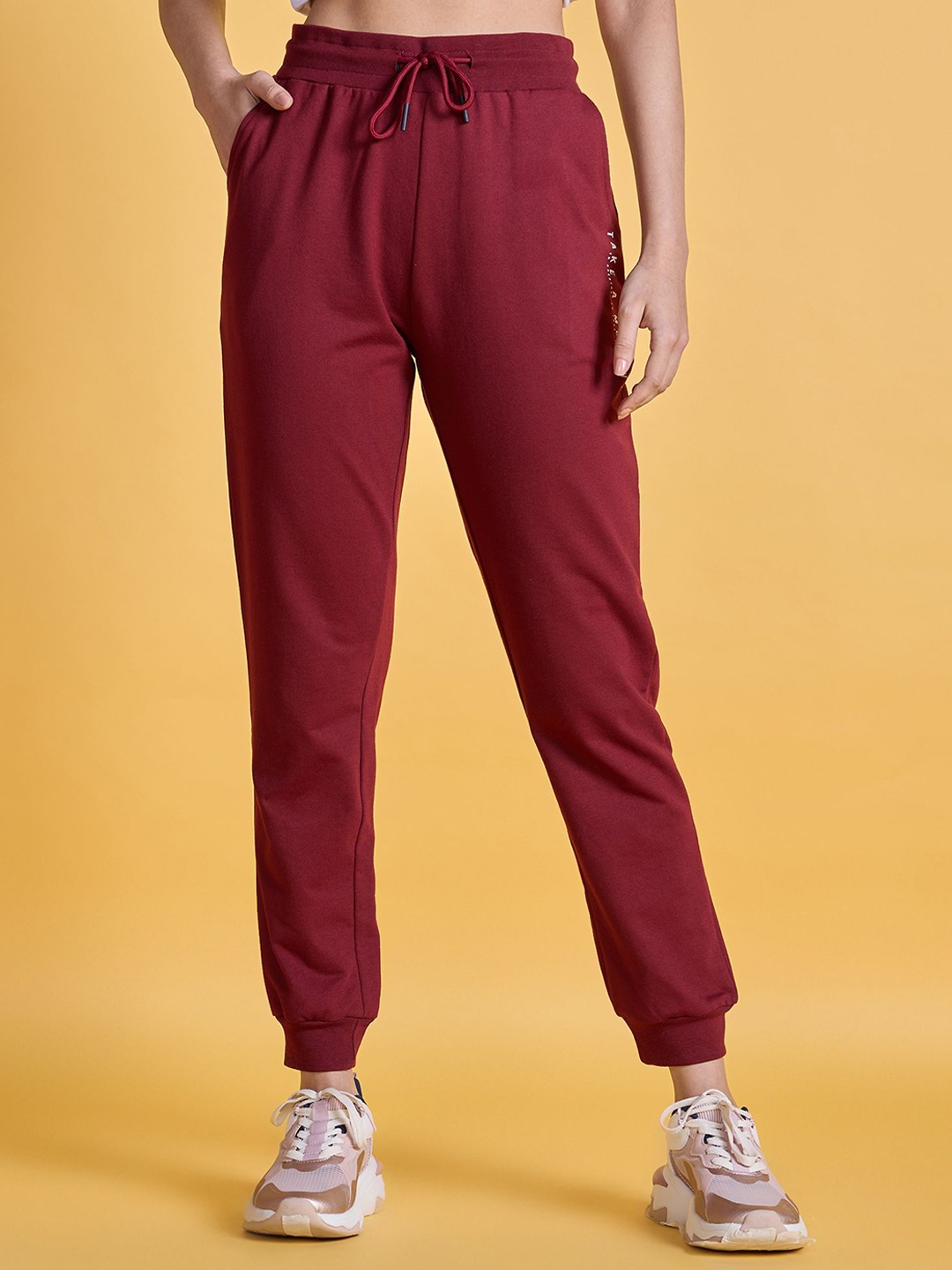 

Nykd Women Mid-Rise Sports Joggers, Burgundy