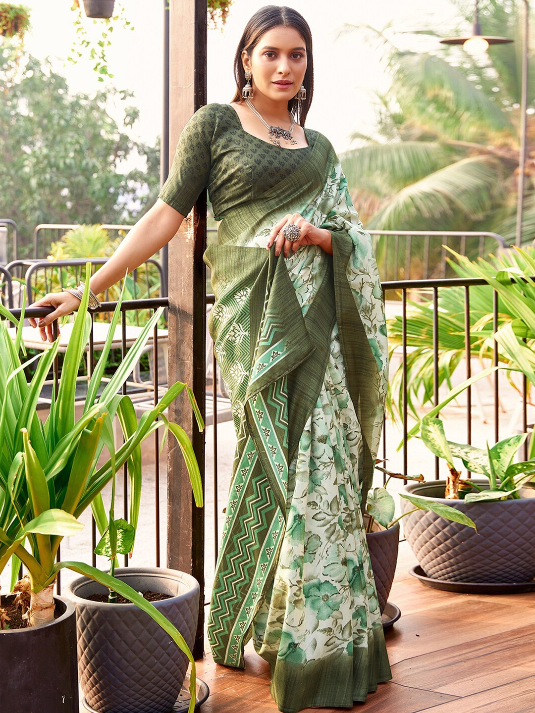 

Mitera Floral Printed Art Silk Sungudi Saree, Green