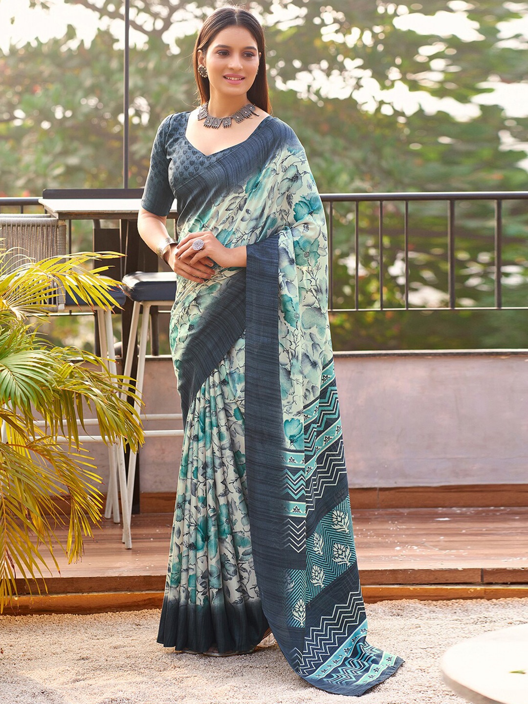 

Mitera Floral Printed Sungudi Saree, Grey