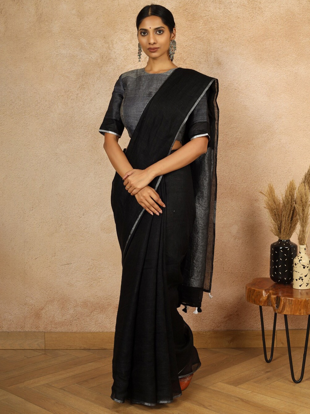 

Gotitli Zari Pure Linen Saree, Black