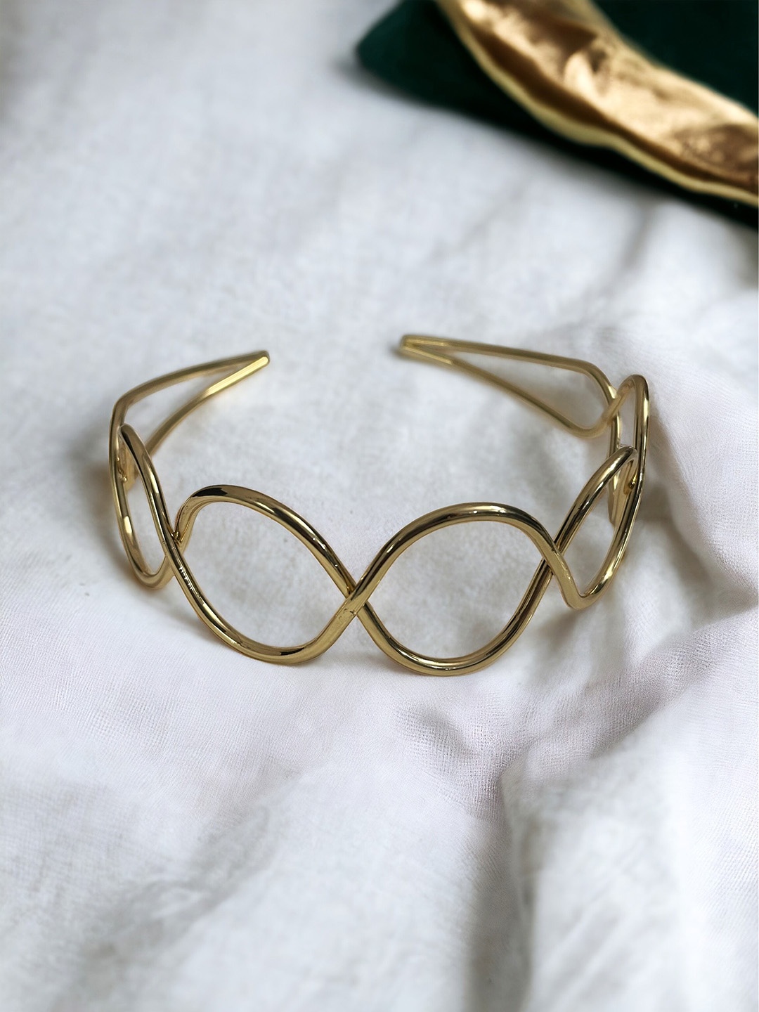 

ISHKAARA Gold-Plated Circular Choker Necklace