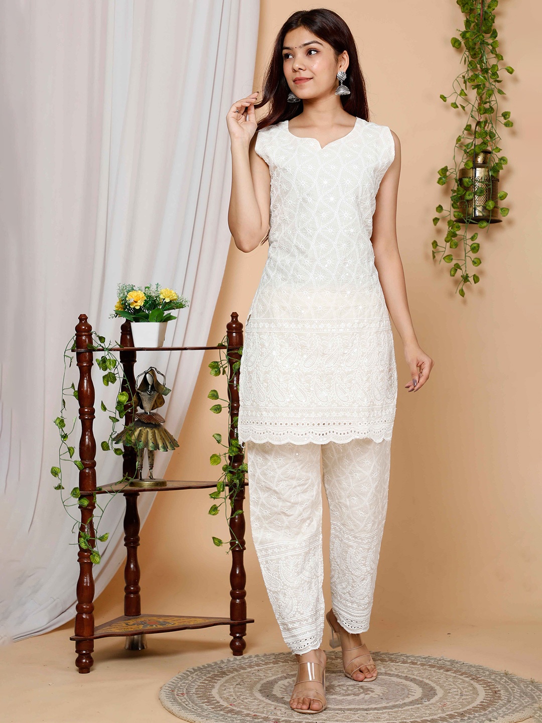 

MIRAVAN Paisley Embroidered Pure Cotton Straight Chikankari Kurta, White
