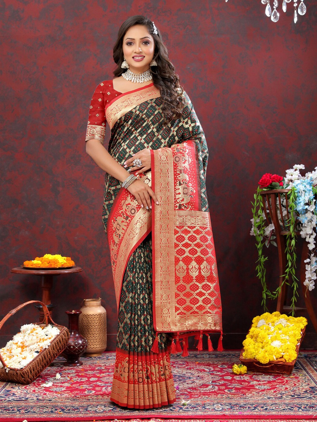 

HIRAPARA ENTERPRICE Ethnic Motifs Woven Design Zari Pure Silk Bandhani Saree, Green