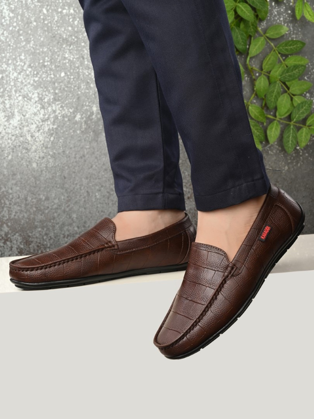 

KARADDI Men Round Toe Lightweight Loafers, Brown