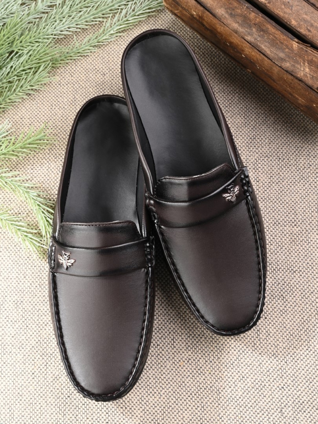

KARADDI Men Textured Round Toe Loafers, Brown