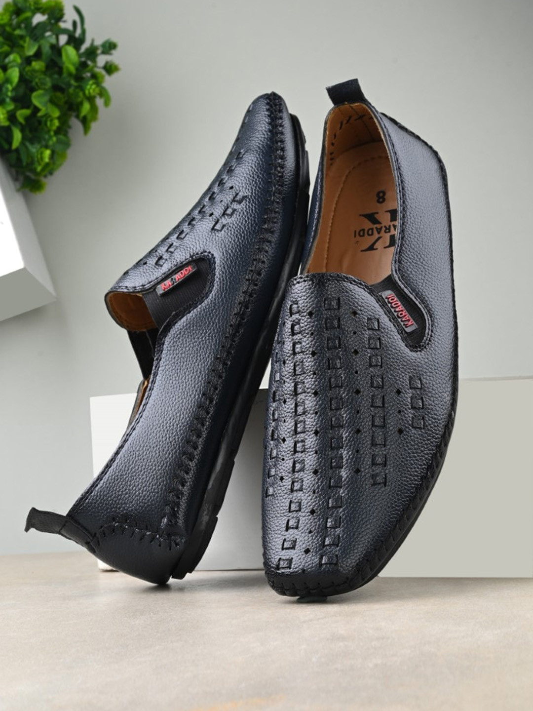 

KARADDI Men Textured Round Toe Lightweight Loafers, Blue
