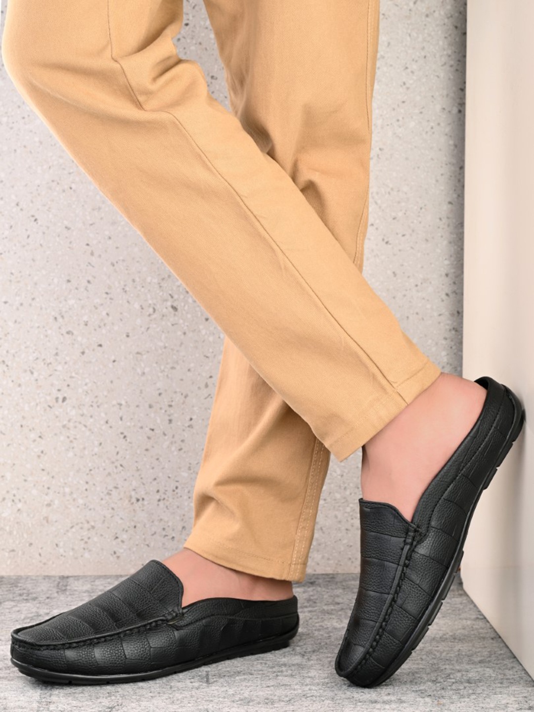 

KARADDI Men Textured Lightweight Slip-On Mules, Black