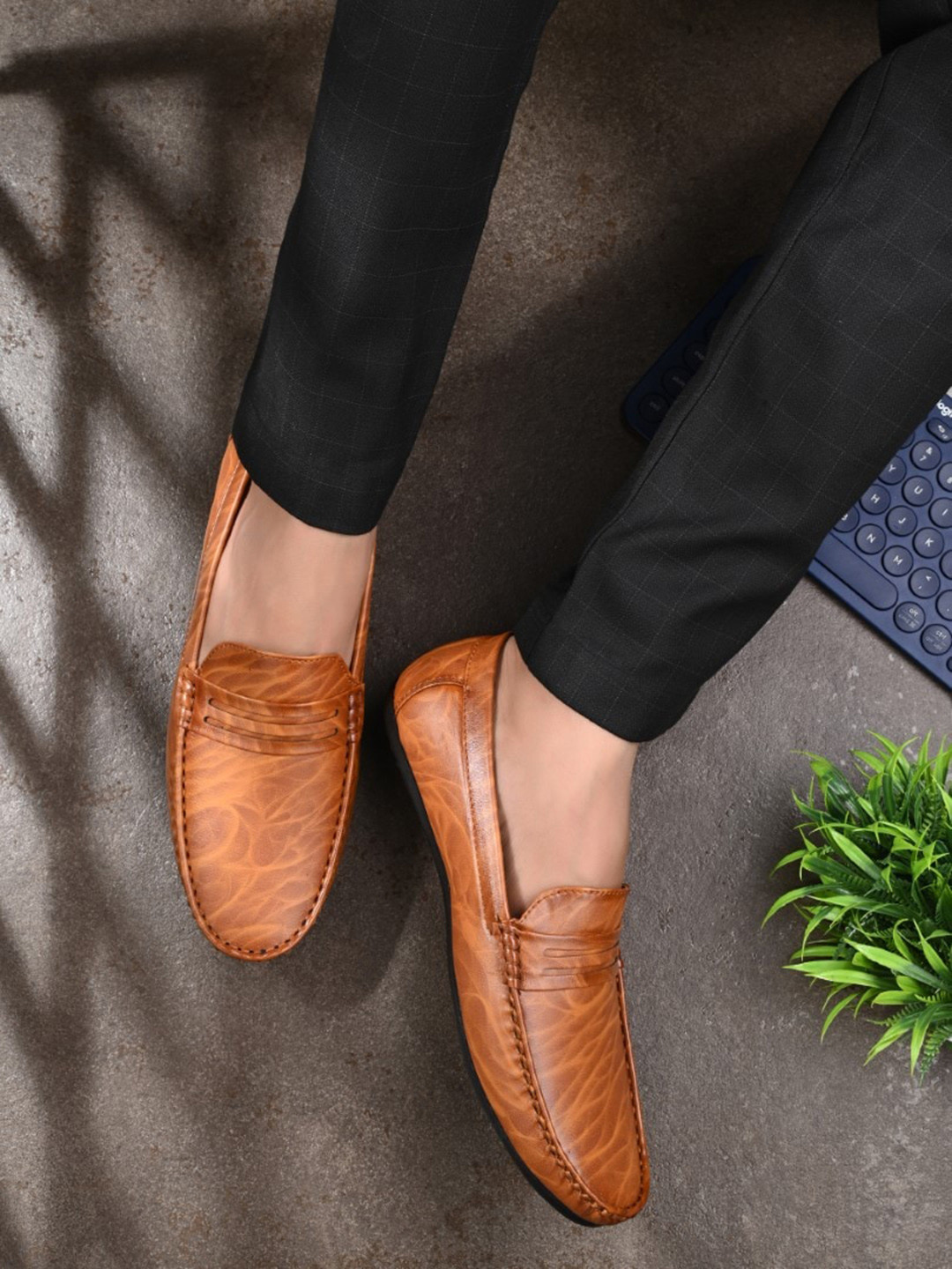 

KARADDI Men Printed Lightweight Penny Loafers, Tan