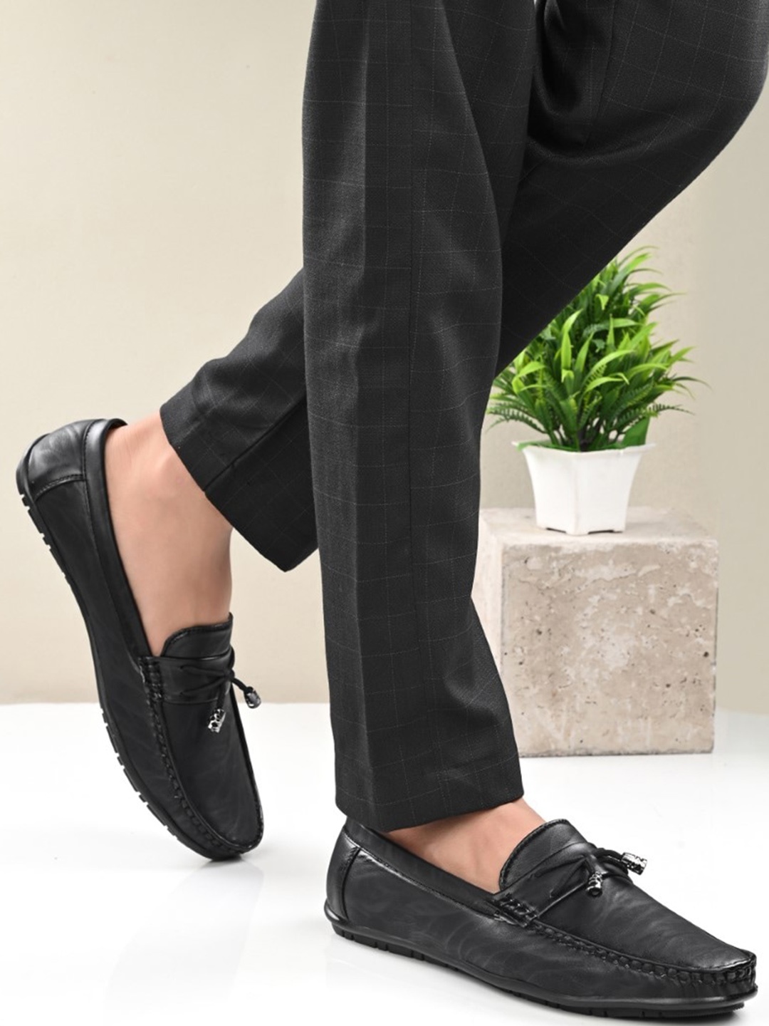 

KARADDI Men Lightweight Tassel Loafers, Black