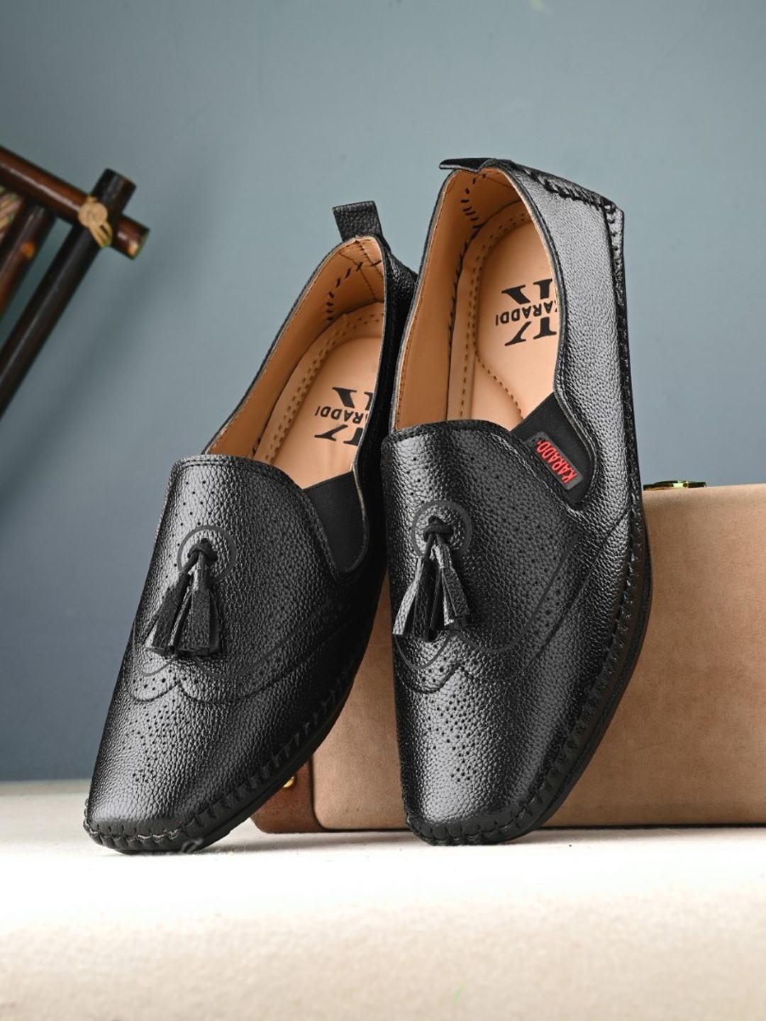 

KARADDI Men Textured Lightweight Tassel Loafers, Black