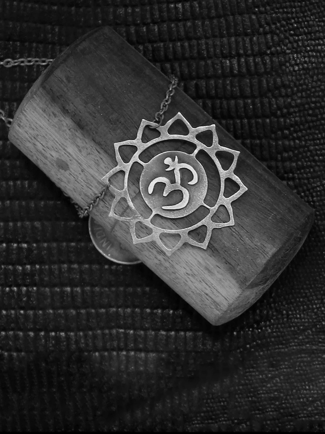 

Goldnera 925 Sterling Silver Silver-Plated Contemporary Pendant With Chain