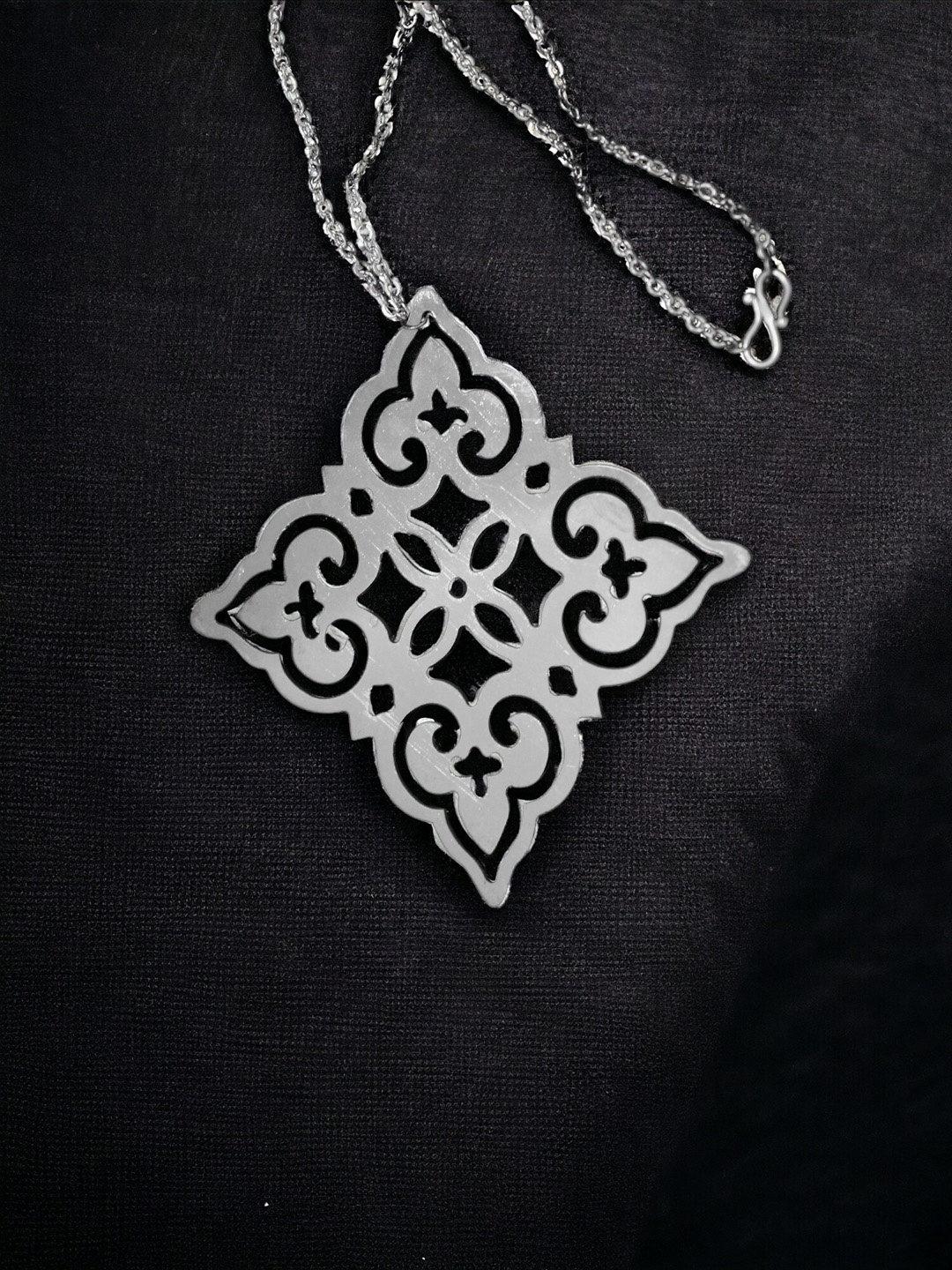 

Goldnera 925 Sterling Silver Silver-Plated Contemporary Pendant With Chain