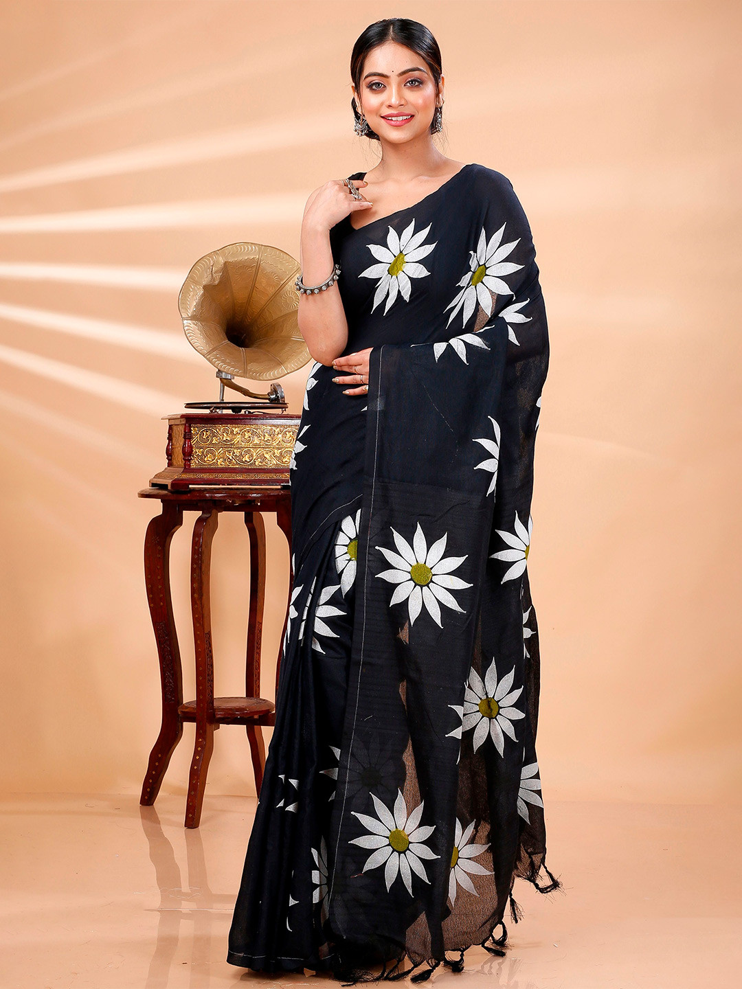 

DipDiya Floral Printed Taant Saree, Black