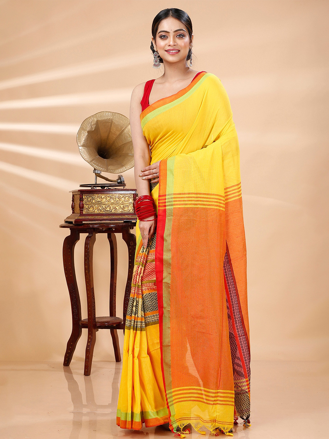 

DipDiya Ethnic Motifs Woven Design Pure Cotton Taant Saree, Yellow