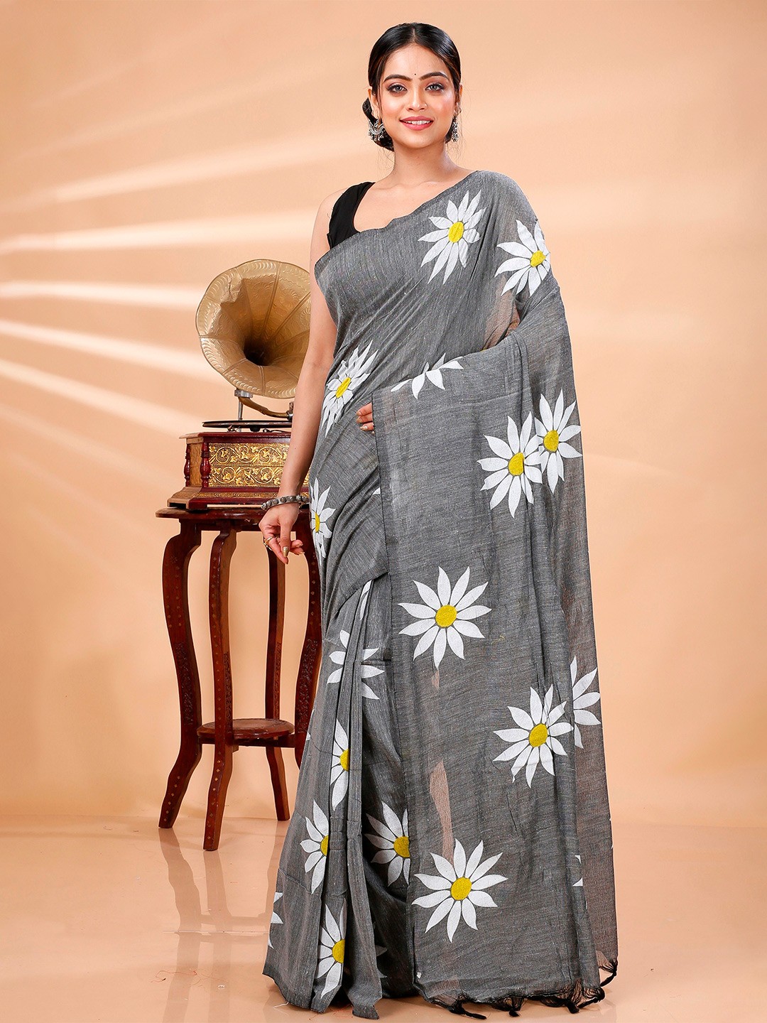 

DipDiya Floral Printed Taant Saree, Grey