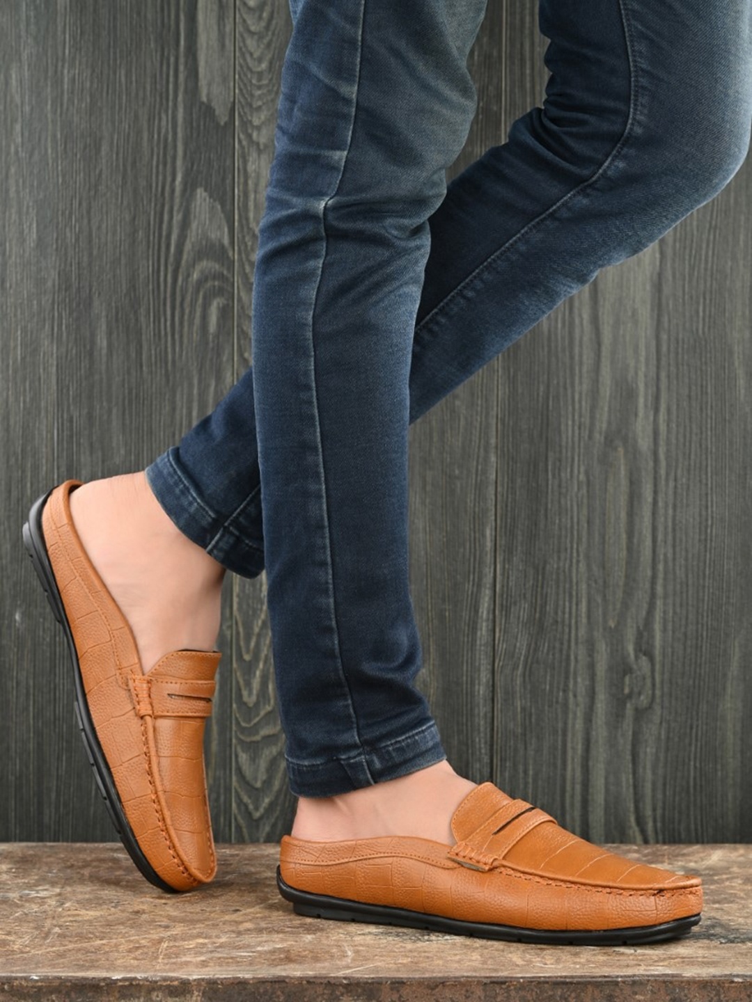 

SERVER Men Textured Lightweight Mules, Tan