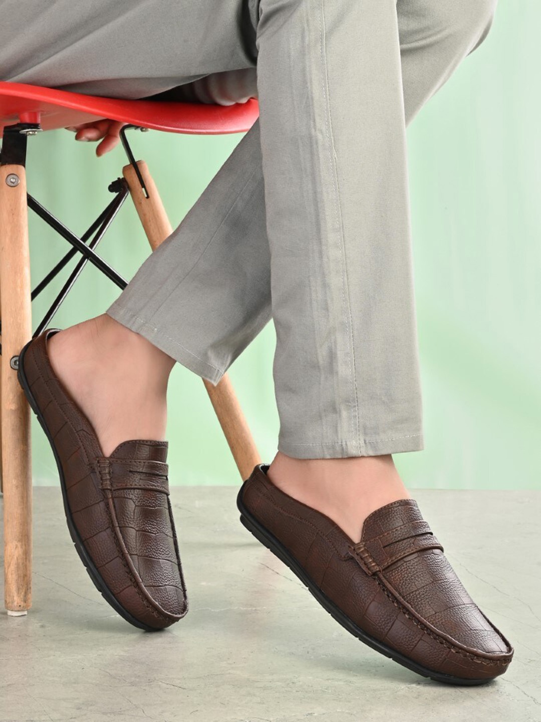 

SERVER Men Textured Lightweight Mules, Brown