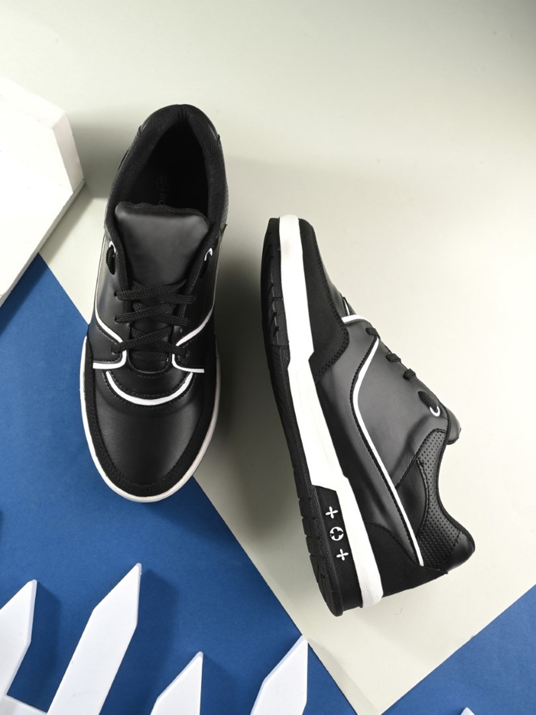 

SERVER Men Lightweight Sneakers, Black