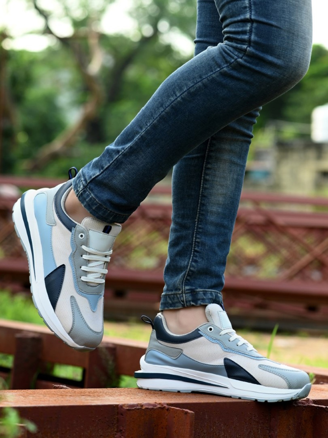 

SERVER Men Colourblocked Sneakers, White