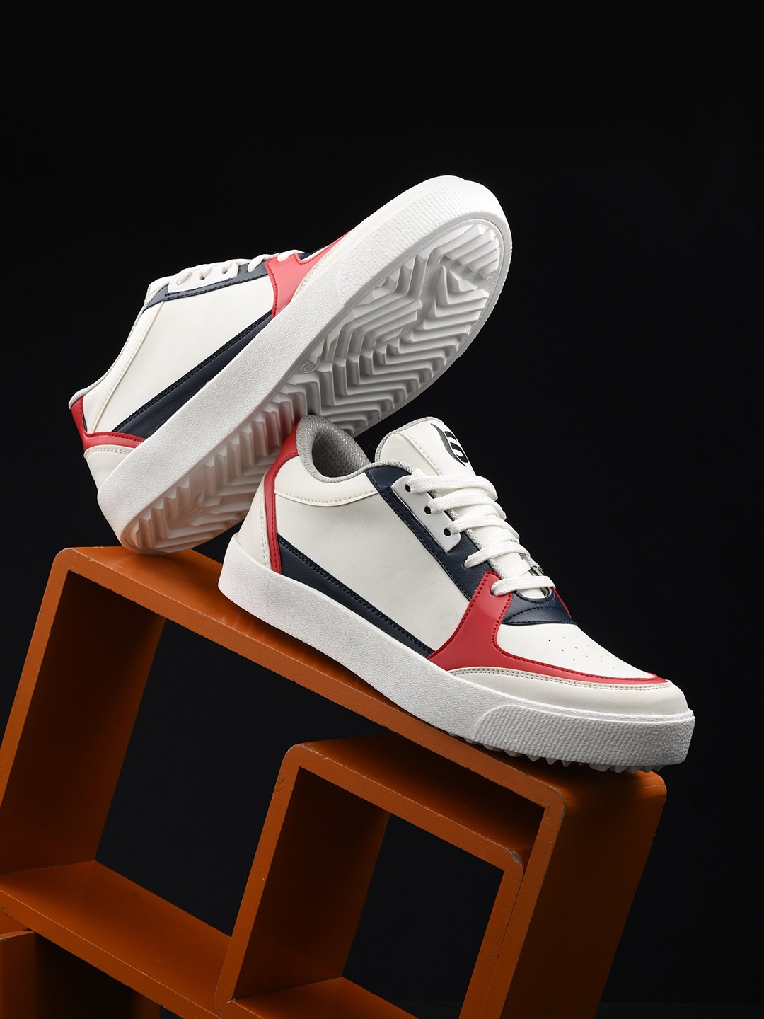 

SERVER Men Colourblocked Lightweight Sneakers, White