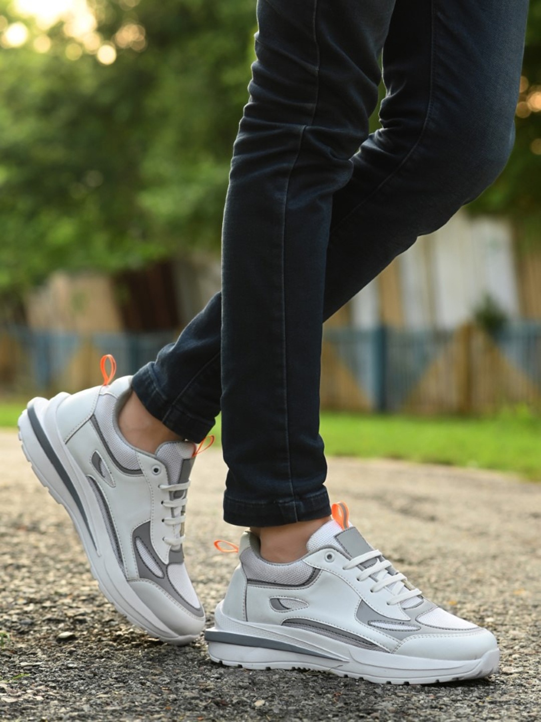 

SERVER Men Colourblocked Lightweight Sneakers, White