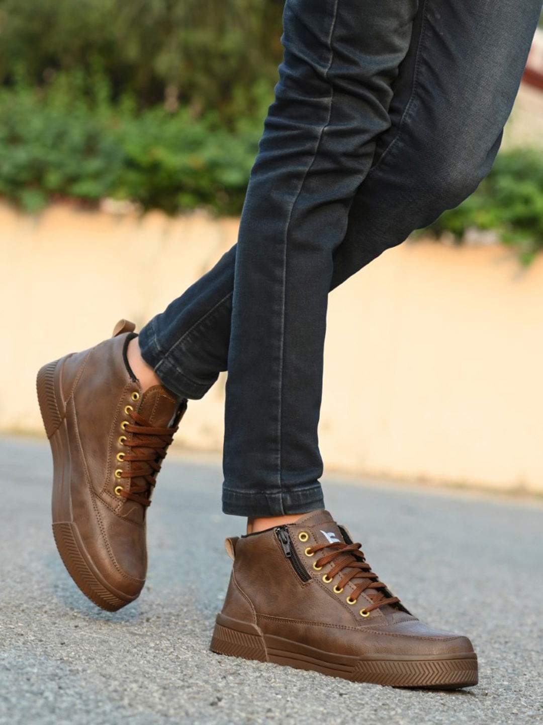

SERVER Men Mid-Top Lightweight Sneakers, Brown