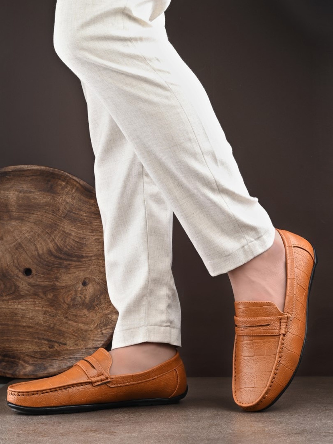 

SERVER Men Textured Lightweight Loafers, Tan