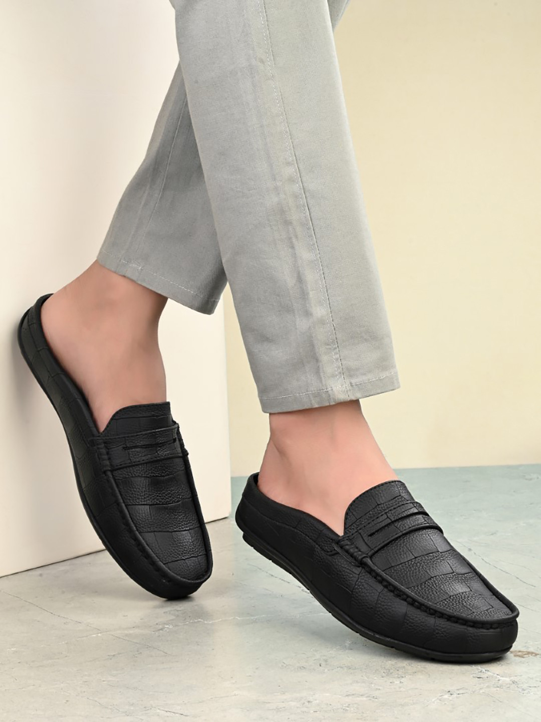 

SERVER Men Textured Lightweight Mules, Black