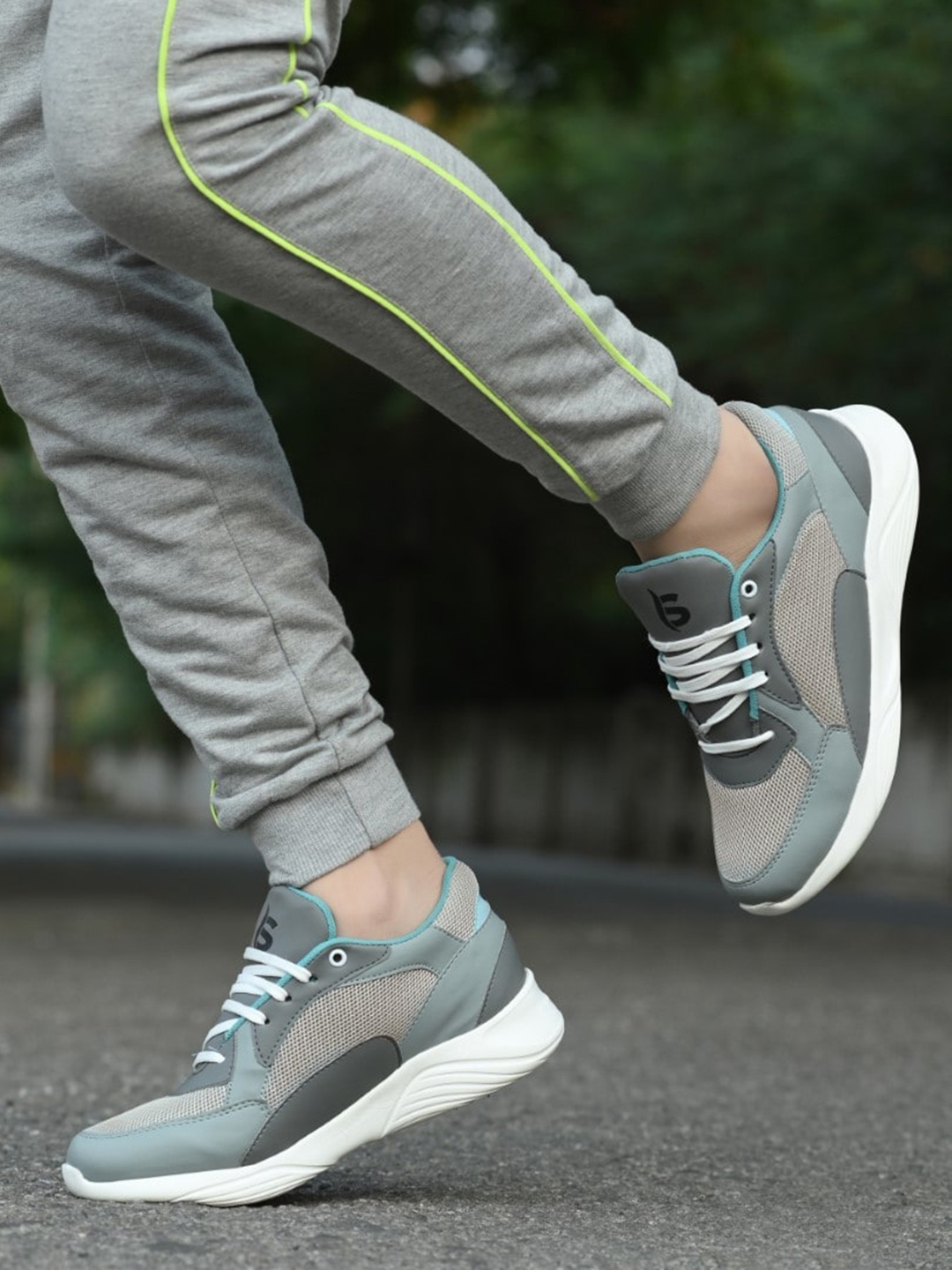 

SERVER Men Colourblocked Lightweight Sneakers, Grey