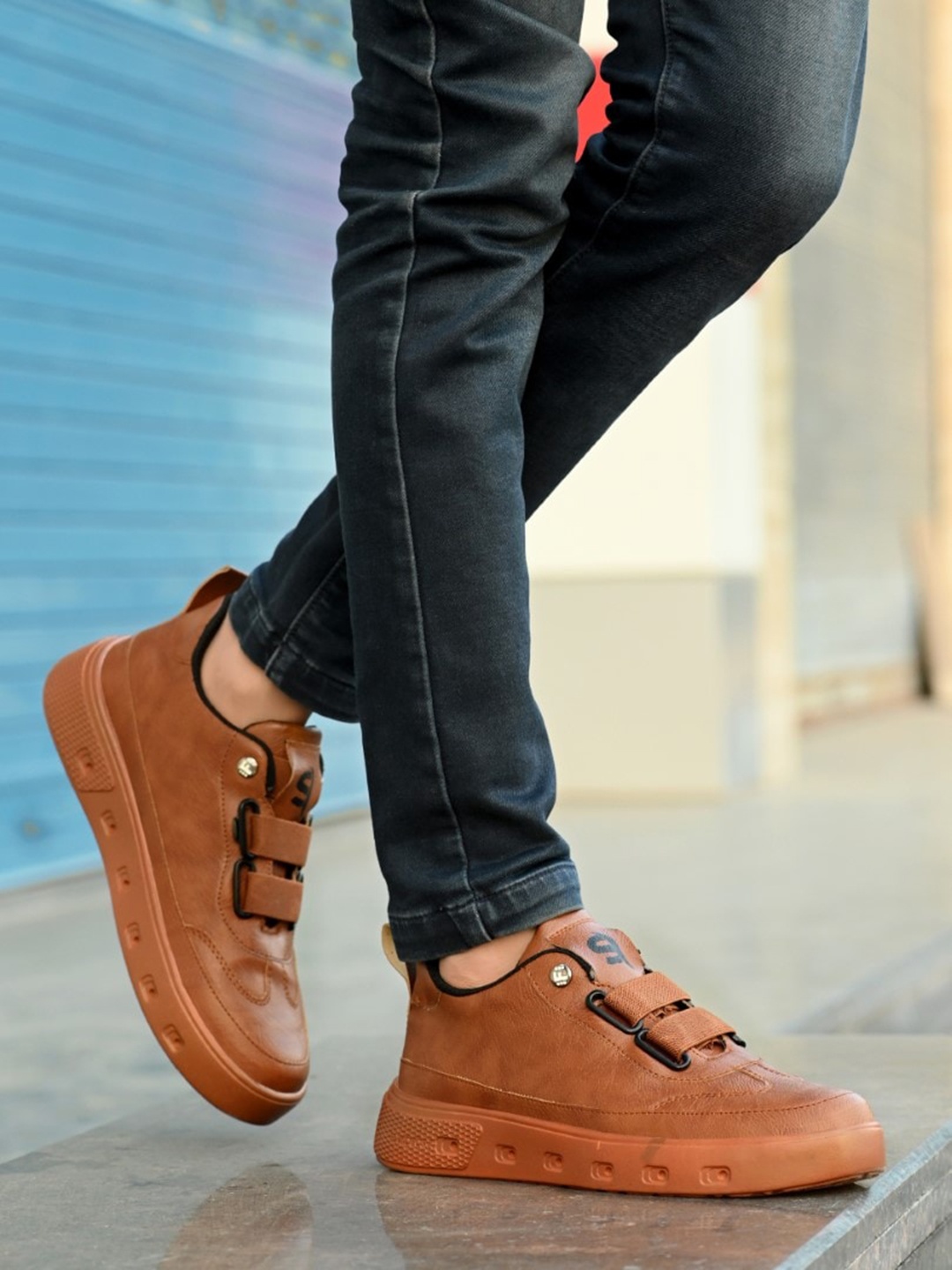 

SERVER Men Textured Lightweight Sneakers, Tan