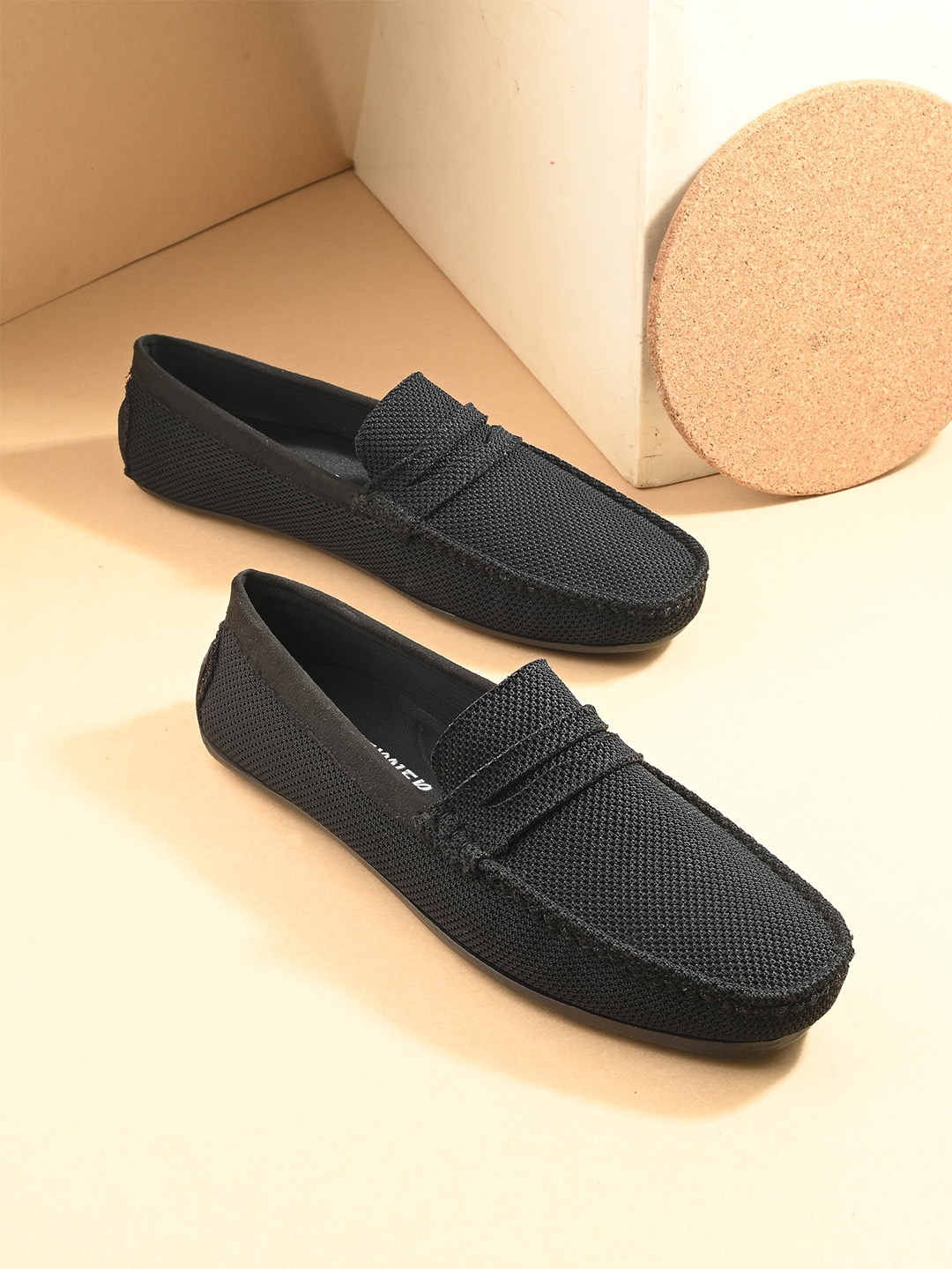 

SERVER Men Textured Lightweight Loafers, Black