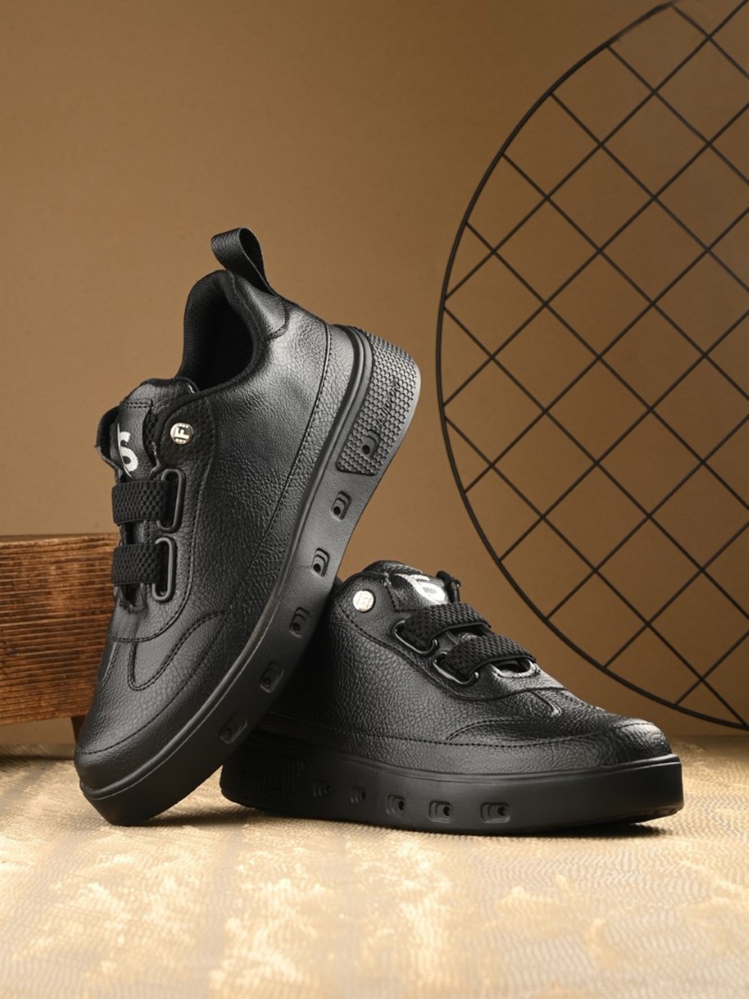 

SERVER Men Textured Lightweight Sneakers, Black