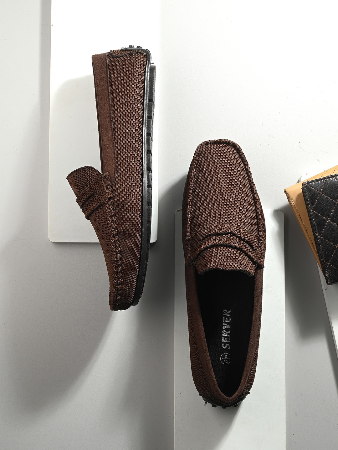 

SERVER Men Textured Lightweight Loafers, Brown