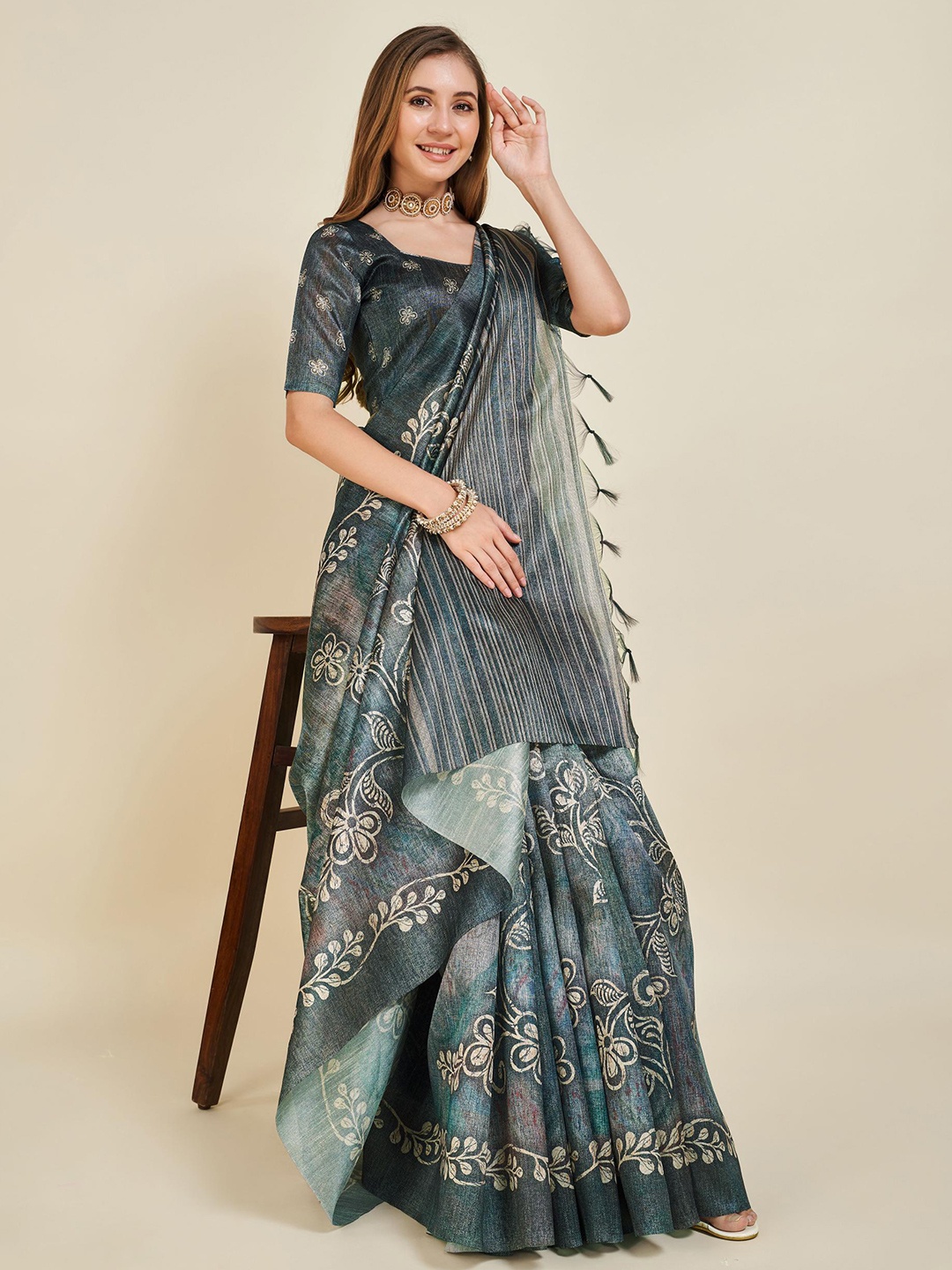 

Fevinaa Floral Printed Saree with Tassels, Green