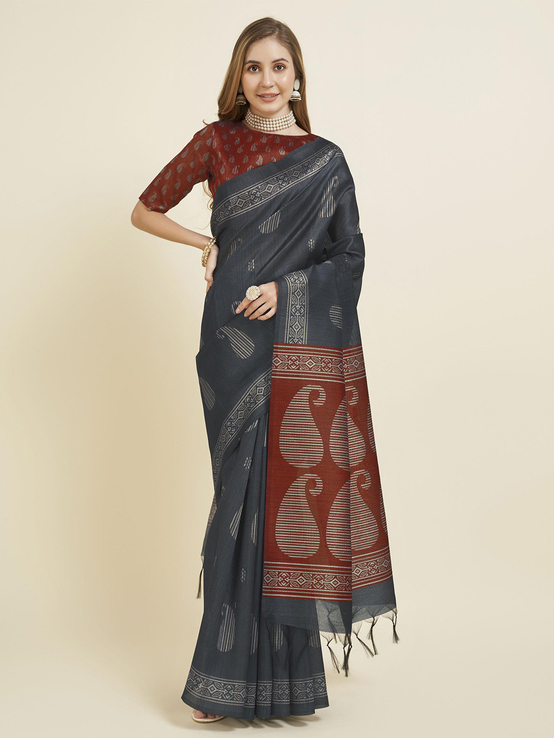 

Fevinaa Geometric Printed Saree, Grey