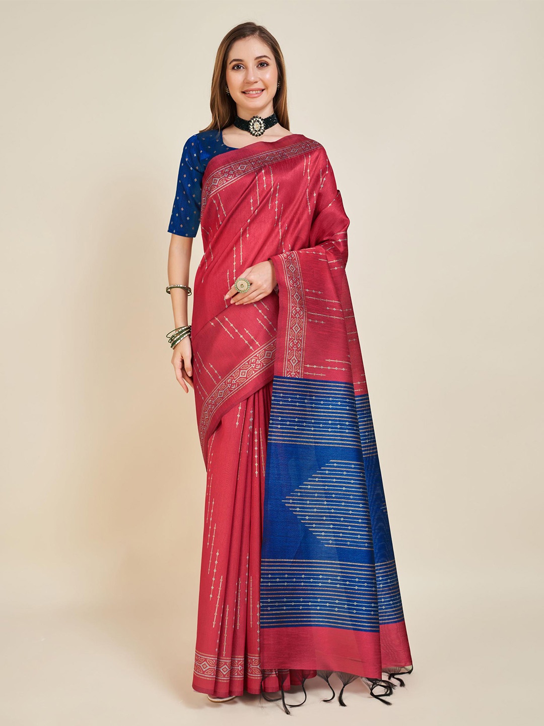 

Fevinaa Geometric Printed Saree with Tassels, Red