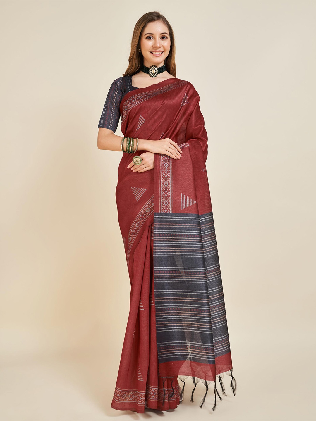 

Fevinaa Geometric Printed Saree with Tassels, Maroon