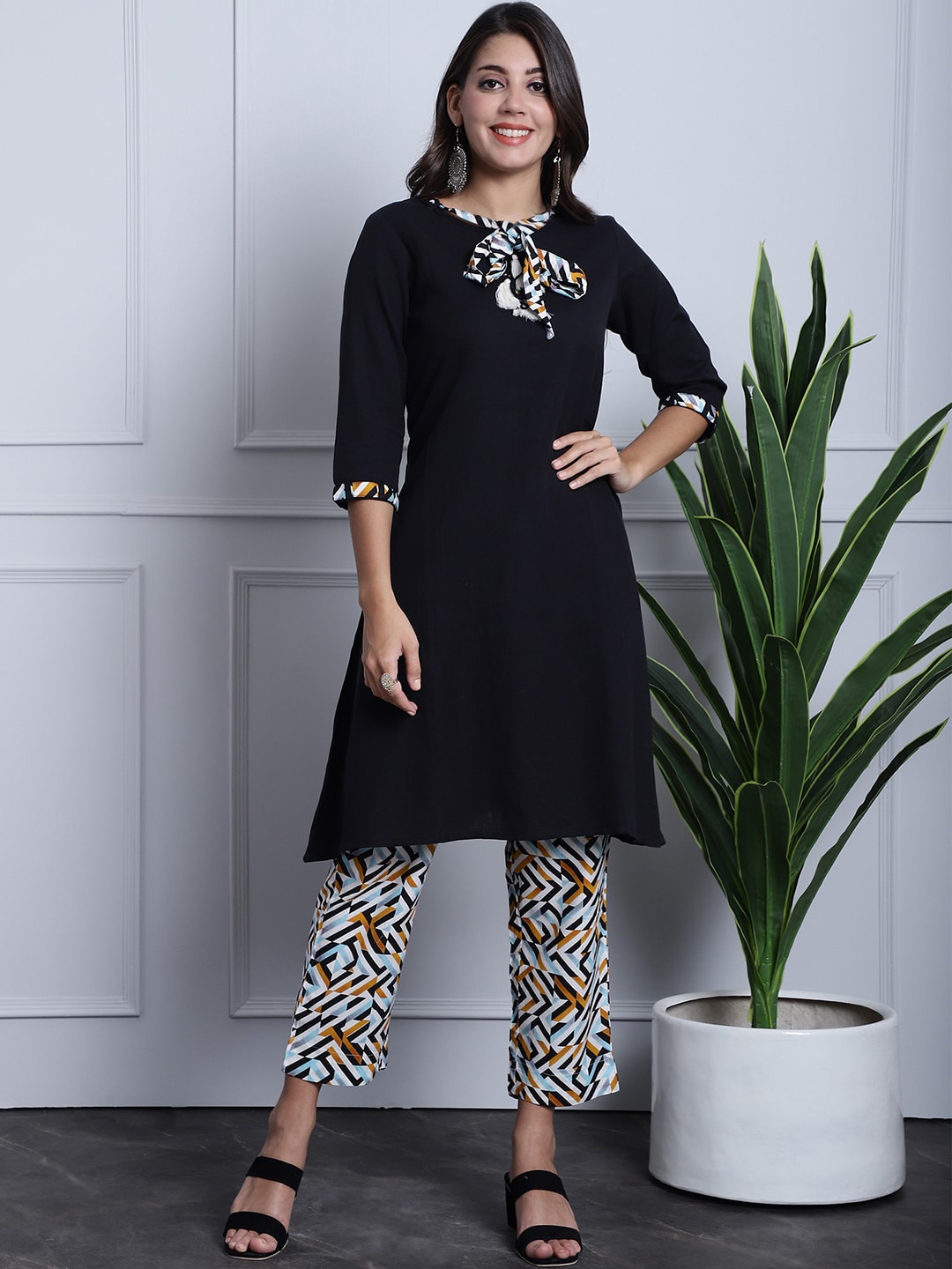 

Grancy Regular Tie Up Neck Kurta With Trousers, Black